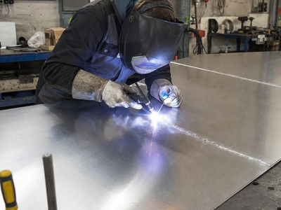 Mann will Aluminium schweißen in Werkstatt